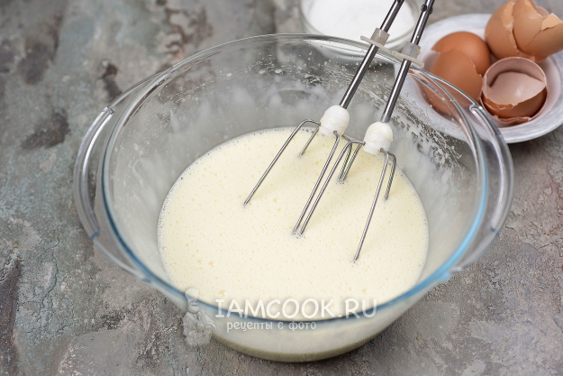 Взбиваем куриные яйца со сгущенкой для теста творожной запеканки