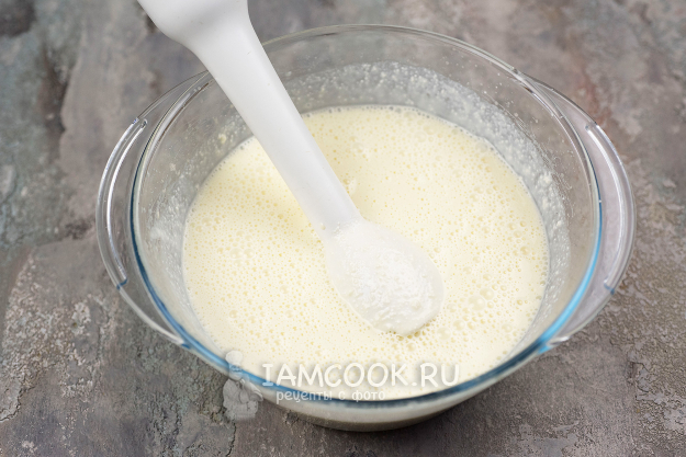 Готовим тесто для творожной запеканки со сгущенкой