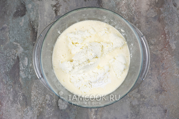 Готовим тесто для творожной запеканки на сгущенке