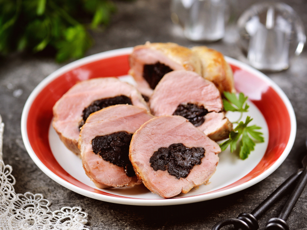 Свиная вырезка, фаршированная черносливом, в духовке, рецепт с фото