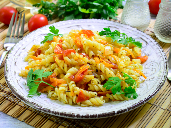 Макароны с морковью, луком и помидорами, рецепт с фото
