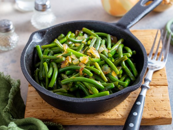 Жареные стрелки чеснока с луком, рецепт с фото