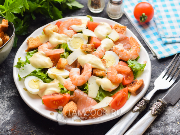 Салат «Цезарь» с креветками и семгой, рецепт с фото