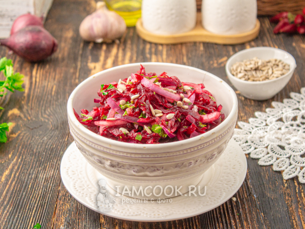 Салат со свеклой и маринованным луком, рецепт с фото
