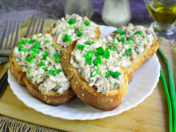 Бутерброды с консервированными сардинами и яйцом, рецепт с фото