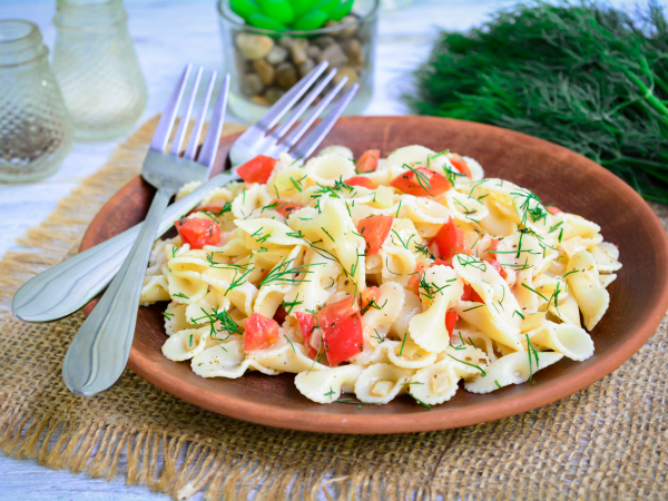 Макароны с помидорами и луком на сковороде, рецепт с фото