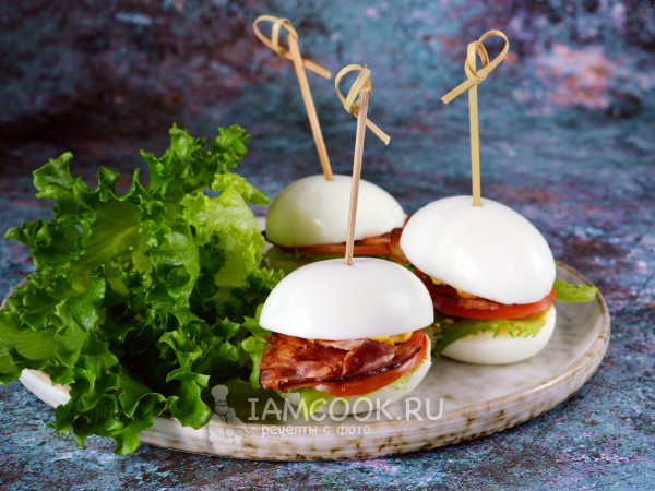 Фаршированные яйца с беконом и помидорами, рецепт с фото