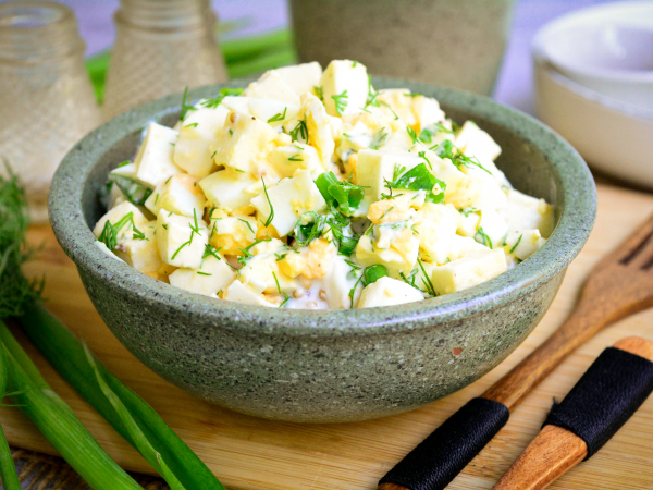 Салат с моцареллой и яйцом, рецепт с фото