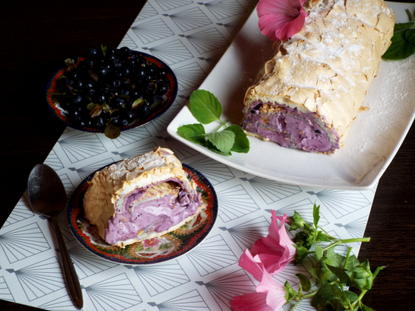 Меренговый рулет с черникой, рецепт с фото