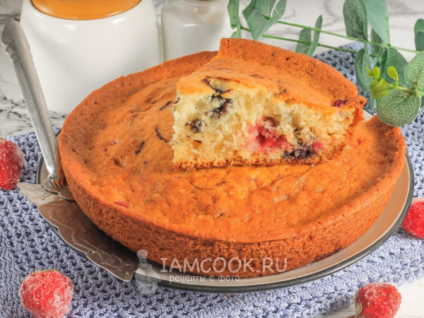 Бисквитный пирог с ягодами, рецепт с фото