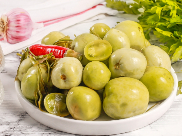 Соленые зеленые помидоры на зиму холодным способом, рецепт с фото