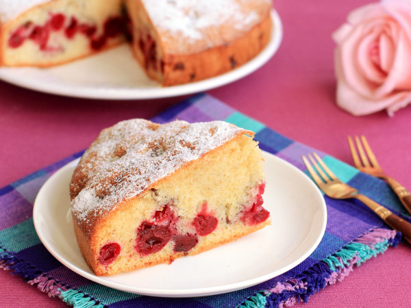 Простой пирог с вишней на сметане, рецепт с фото