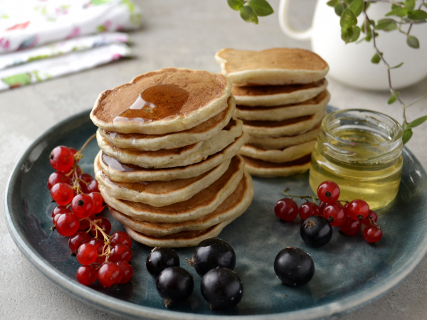 Банановые панкейки без молока, яиц и кефира, рецепт с фото