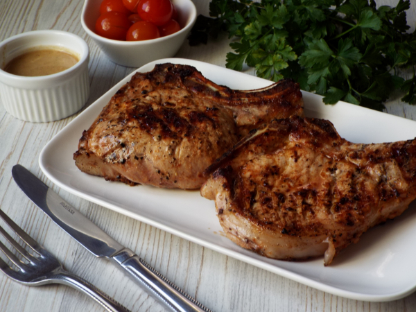 Свиная корейка на кости на мангале, рецепт с фото