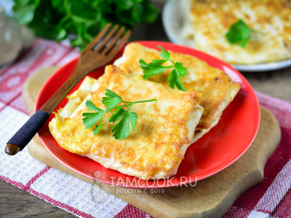Конвертики из лаваша с помидорами и сыром, рецепт с фото
