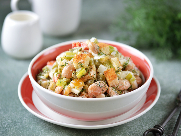 Салат с фасолью, болгарским перцем и сухариками, рецепт с фото