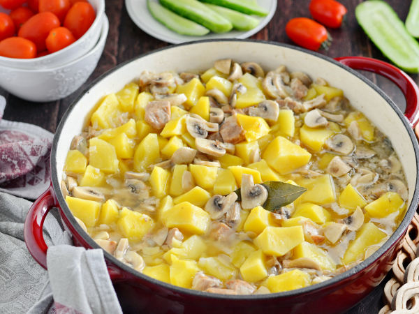 Тушеная картошка с тушенкой и грибами, рецепт с фото