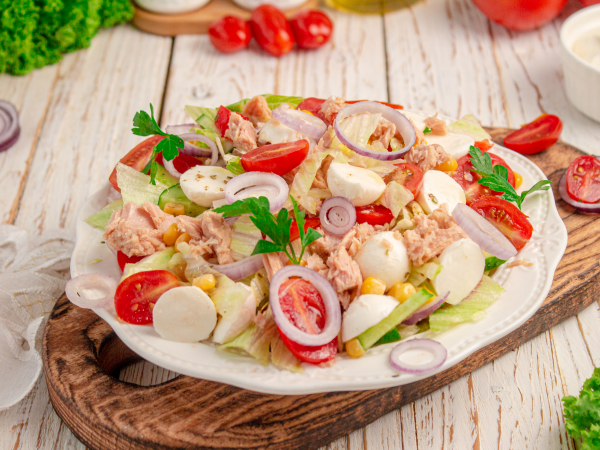 Салат с тунцом и моцареллой, рецепт с фото