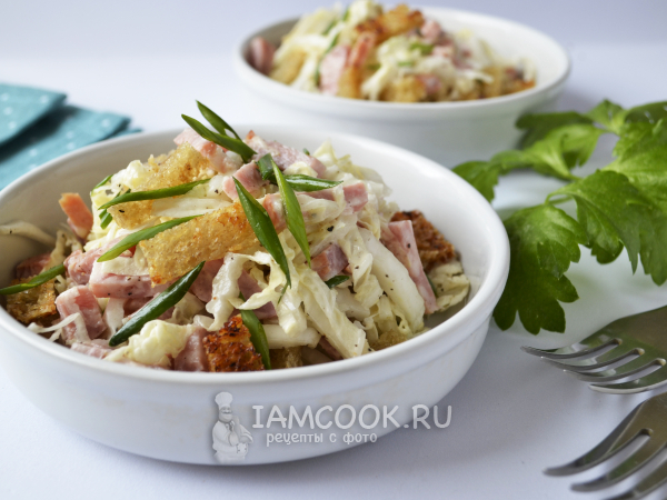 Салат с пекинской капустой, колбасой и сухариками, рецепт с фото