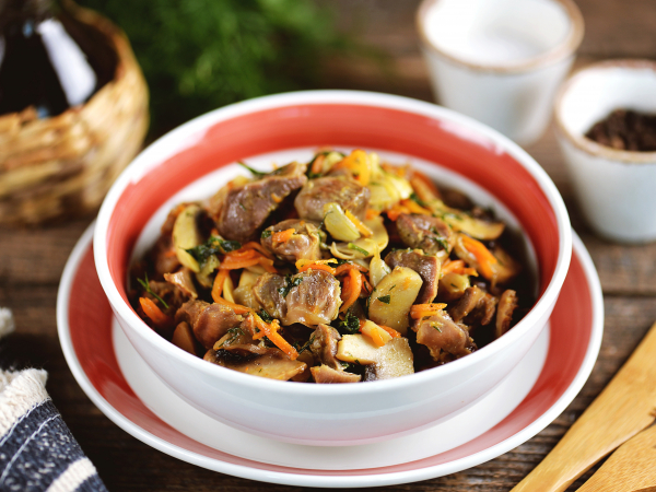 Тушеные куриные желудки с грибами, рецепт с фото