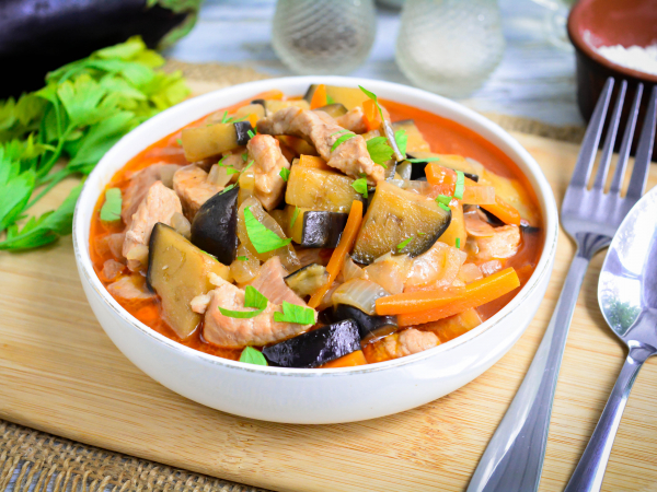 Гуляш из свинины с баклажанами, рецепт с фото