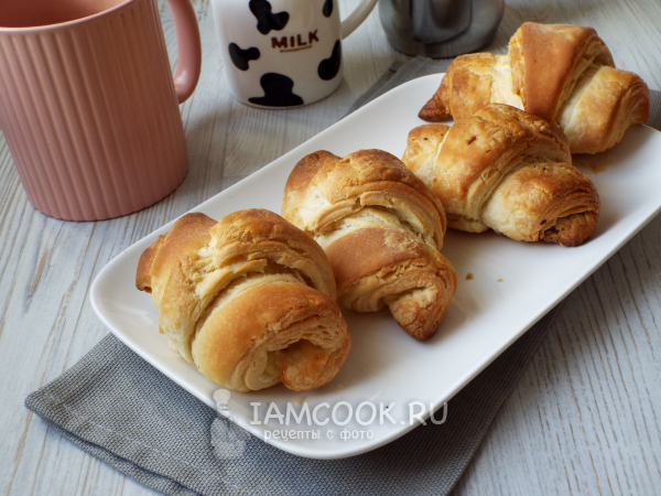Круассаны с сыром и колбасой, рецепт с фото