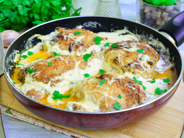 Куриные бедра в сливках на сковороде, рецепт с фото