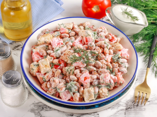 Салат с фасолью, помидорами и сухариками, рецепт с фото
