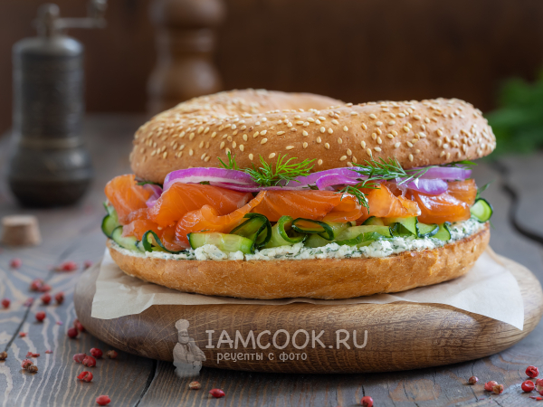 Бейглы с лососем, рецепт с фото