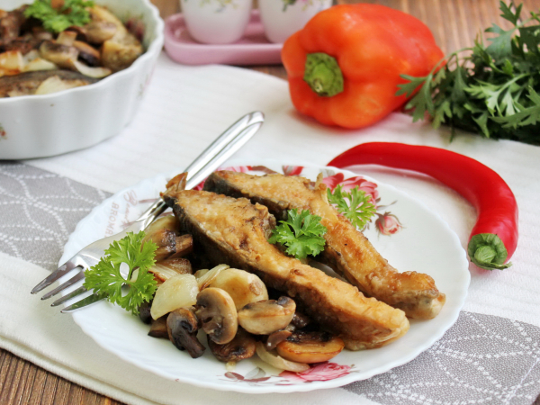 Карп, запеченный с грибами в духовке, рецепт с фото