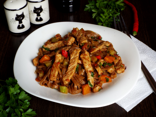 Гречневая лапша со свининой и овощами, рецепт с фото