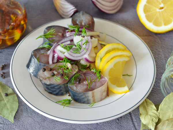 Засолка скумбрии в рассоле кусочками (с луком и маслом), рецепт с фото