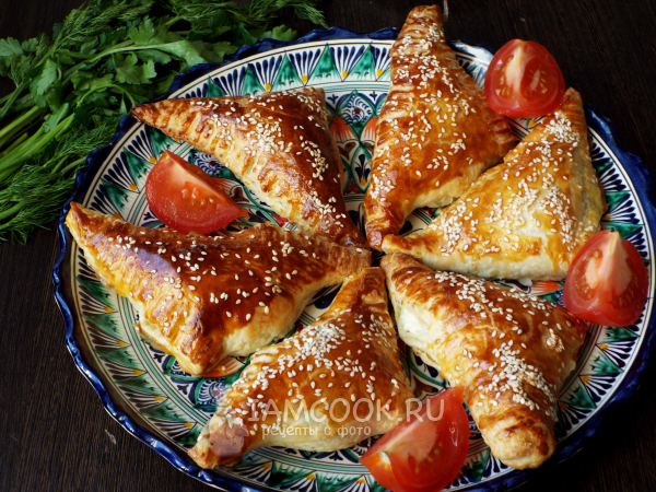 Самса с творогом и сыром (из слоеного теста), рецепт с фото