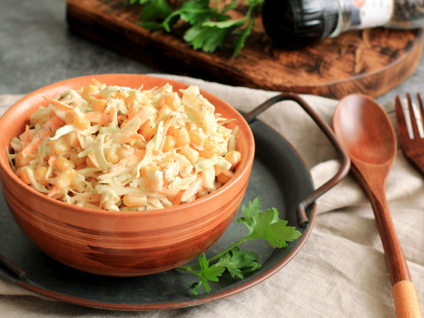 Салат с капустой, морковью, кукурузой и майонезом, рецепт с фото