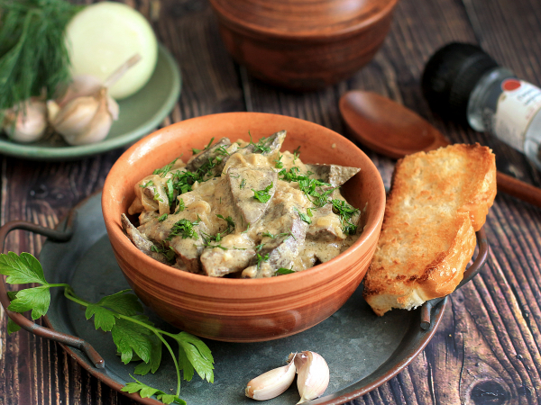 Говяжья печень с луком в сметане (на сковороде), рецепт с фото