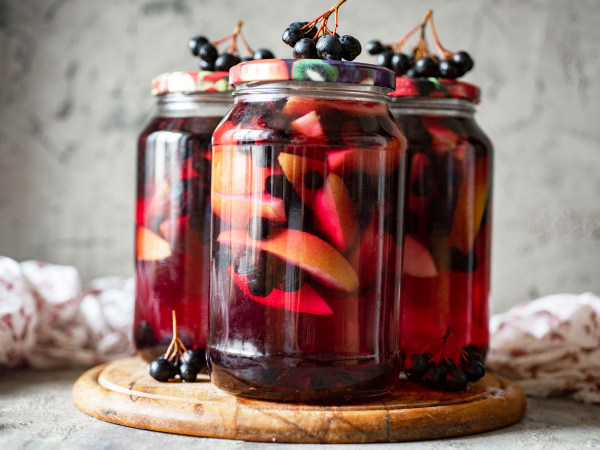 Компот из груш и черноплодной рябины, рецепт с фото