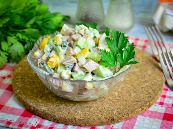 Салат из сосисок, яиц и огурца, рецепт с фото