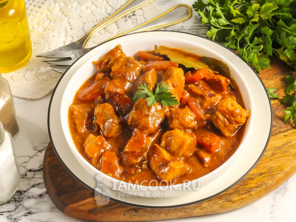 Гуляш из свинины в казане, рецепт с фото