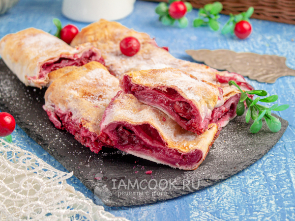 Ленивый штрудель из лаваша с вишней, рецепт с фото