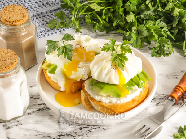 Брускетта с авокадо и яйцом пашот, рецепт с фото