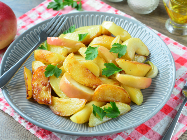 Жареная картошка с яблоками, рецепт с фото