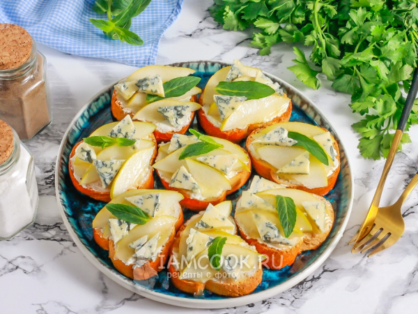 Кростини с голубым сыром, грушей и медом, рецепт с фото