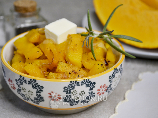 Жареная тыква с луком на сковороде, рецепт с фото