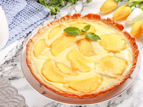 Пирог с персиками и сметанной заливкой, рецепт с фото