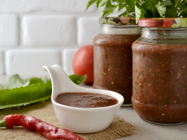 Соус из помидоров и листьев хрена на зиму, рецепт с фото