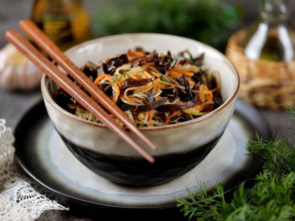Китайский салат с древесными грибами и фунчозой, рецепт с фото