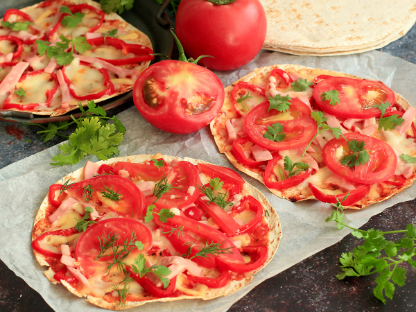 Пицца на тортилье на сковороде, рецепт с фото