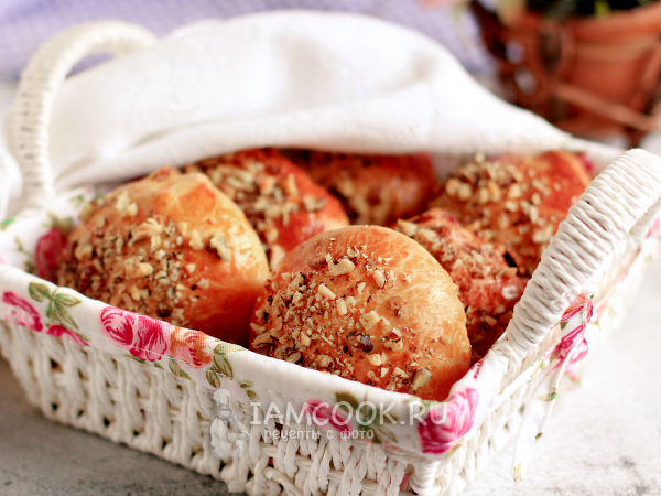 Булочки с изюмом и орехами (из дрожжевого теста), рецепт с фото
