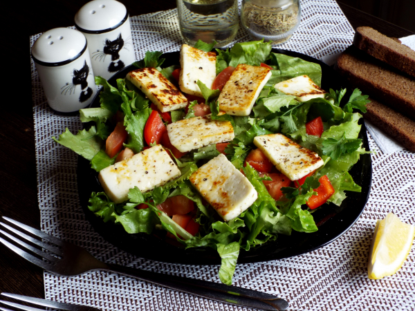 Салат с жареным адыгейским сыром, рецепт с фото