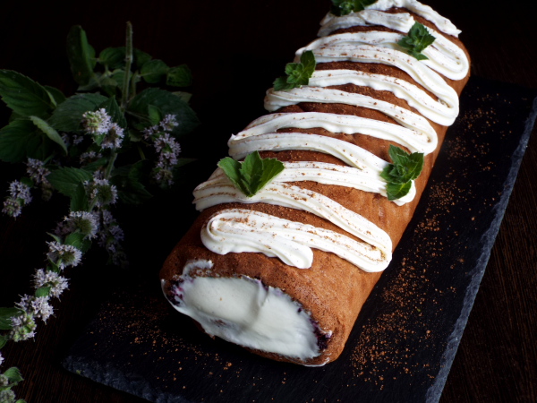 Рулет с черникой (бисквитный), рецепт с фото